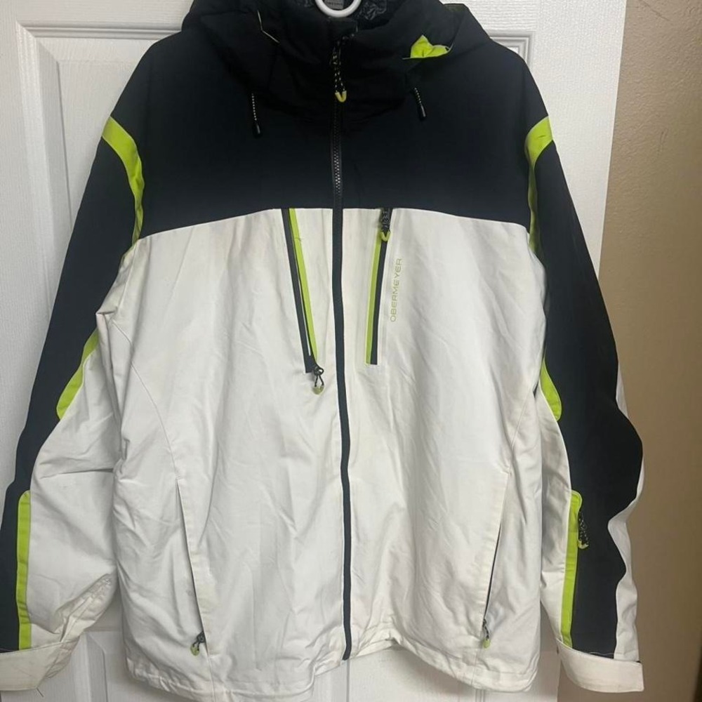Obermeyer white ski jacket with green accents. Size XL #skiing #outdoor